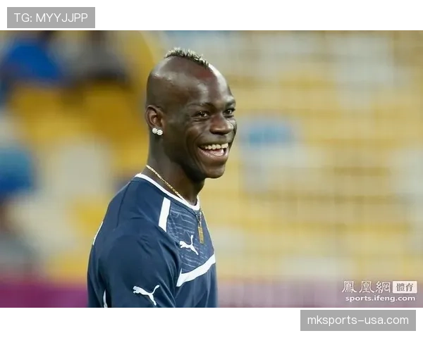 巴洛特利又在训练场边吃冰淇淋，这哥们到底拿了多少年薪啊？